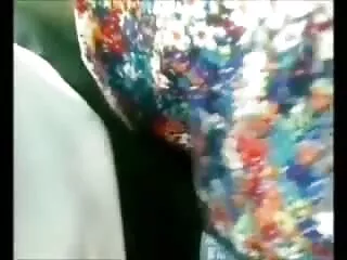 Siyah kız beyaz adama mature porna güzel bir kafa verir