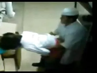2 seksi kız ağızları ve pussies ile bir adam kapalı olsun esmer olgun porno